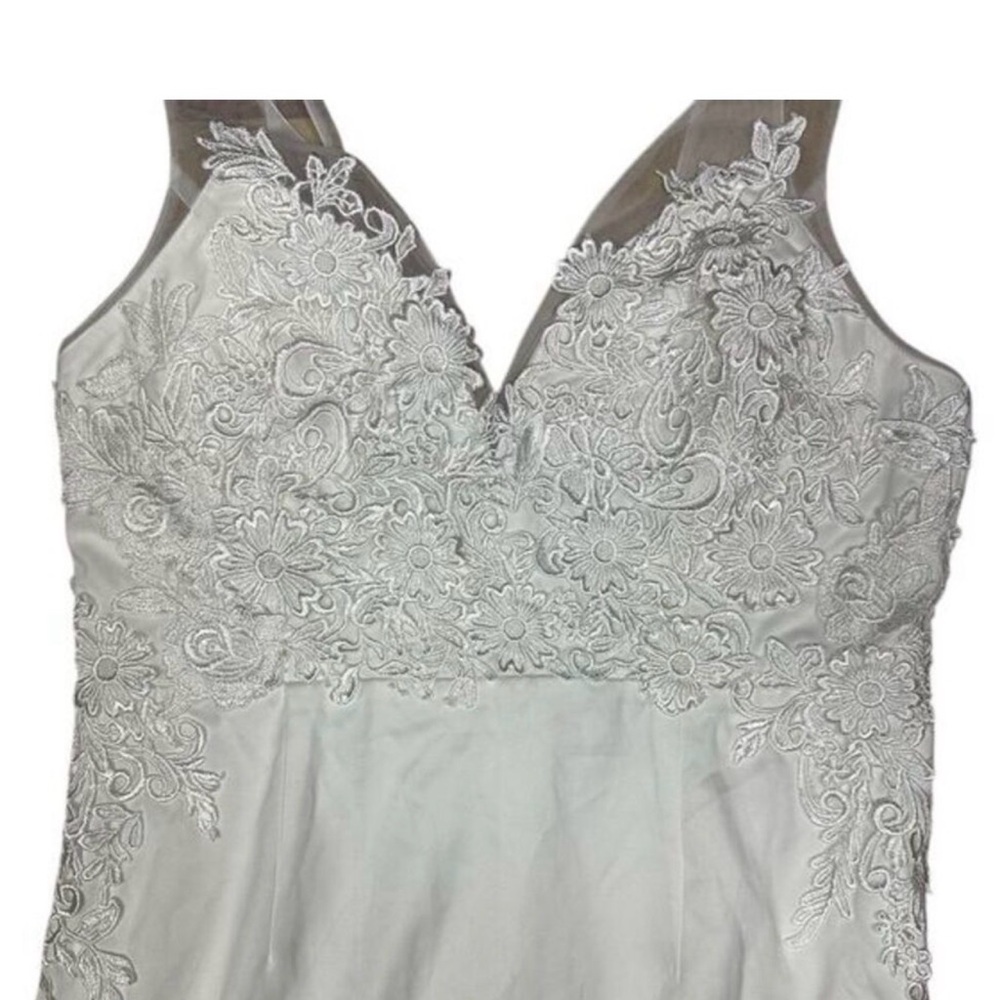 Elegant White Gown with Appliqué Detail - Picture 5 of 9